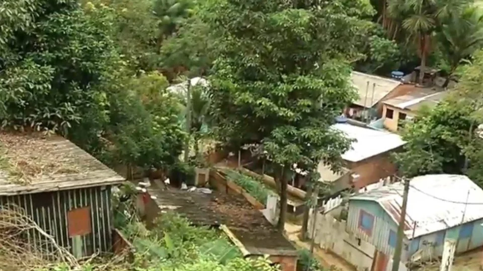 Deslizamento de terra destrói casas e deixa feridos na Zona Norte de Manaus