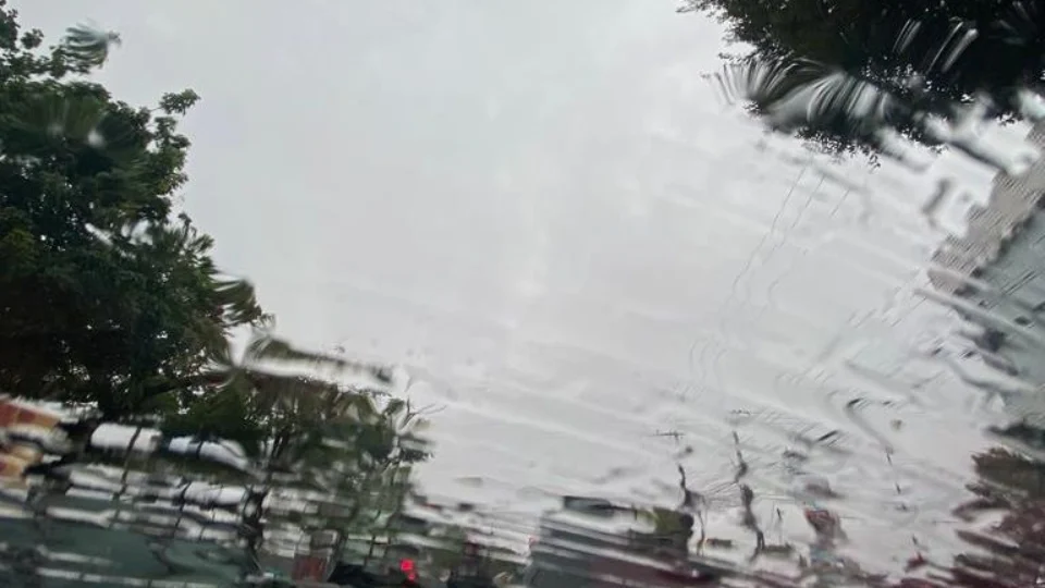 Chuva provoca desabamento de muro e deslizamentos em Manaus