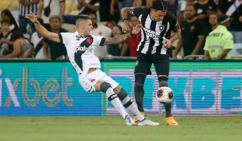 Zagueiro do Botafogo que desmaiou no clássico segue hospitalizado