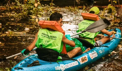 Voluntários recolhem mais de 1 tonelada de resíduos em igarapé de Manaus