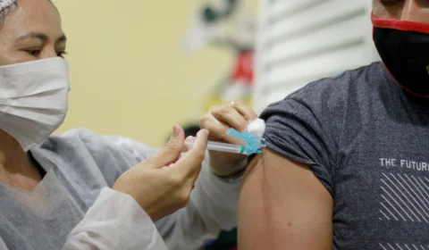 Covid-19: Manaus inicia oferta da vacina bivalente contra a doença