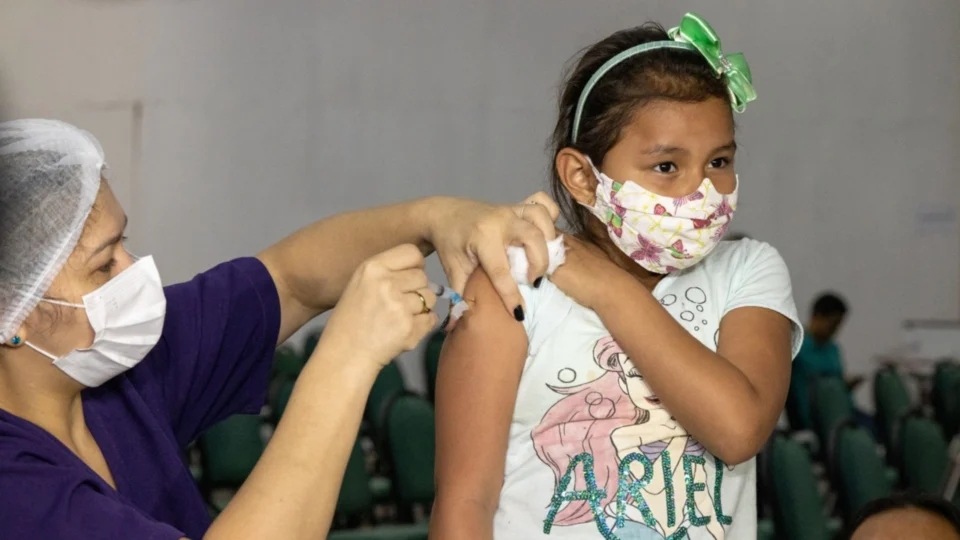 Covid-19: Manaus libera dose de reforço para crianças de 3 e 4 anos