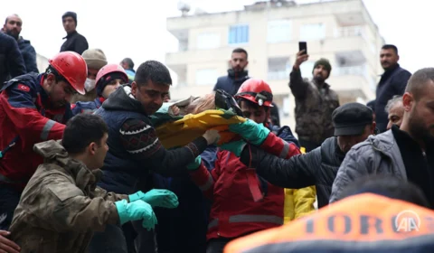 Resgates de crianças são registrados após terremoto na Turquia e na Síria; veja