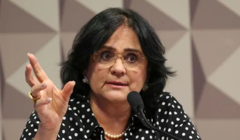 Damares Alves nega envolvimento com crise na terra indígena Yanomami