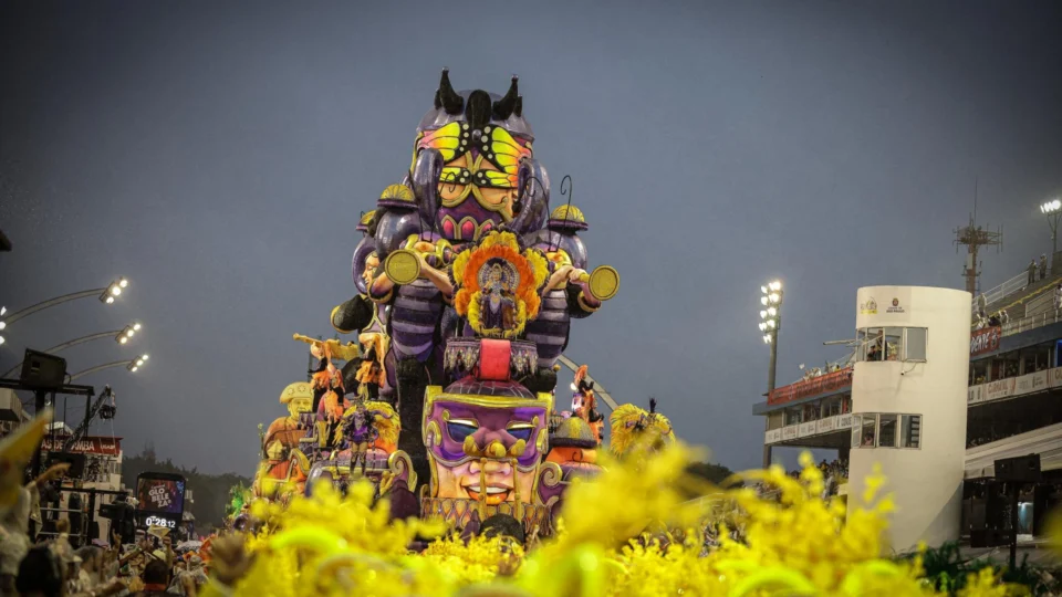 Confira destaques do 2º dia de desfiles das escolas de samba de SP