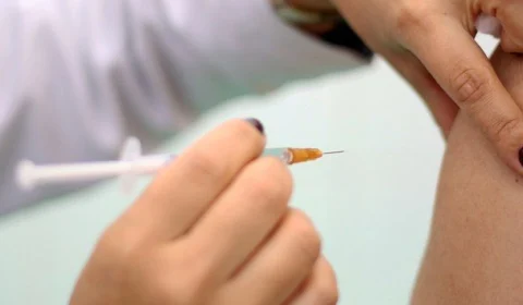 Covid-19: vacina bivalente começa a ser aplicada em grupos prioritários em RR