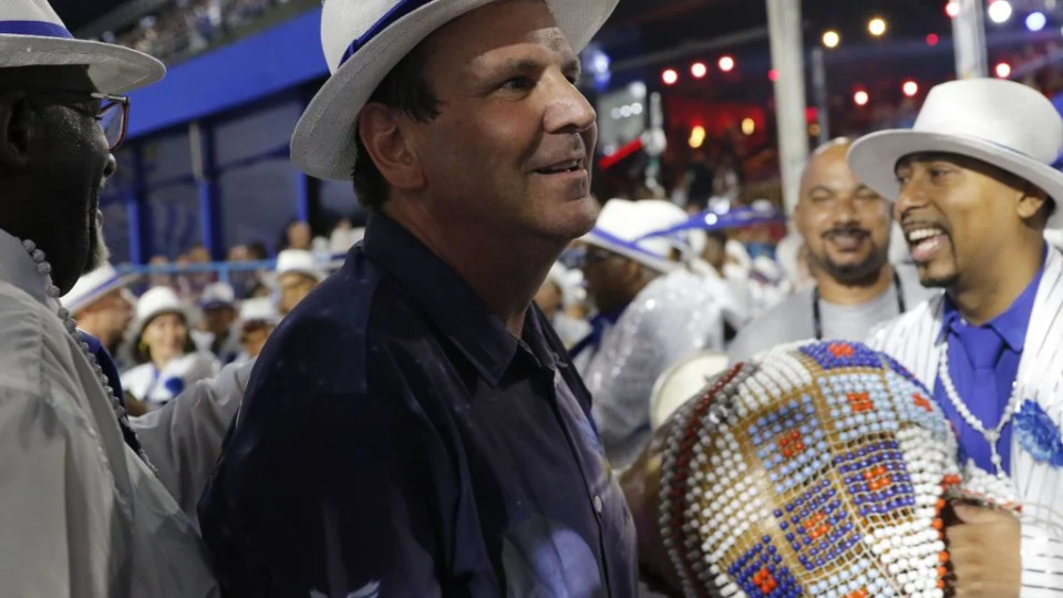 Prefeito do Rio critica Carla Zambelli por postar fake news: ‘Pistoleira’