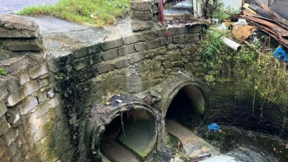 Corpo de adolescente é encontrado em bueiro com pés e mãos amarrados em Manaus