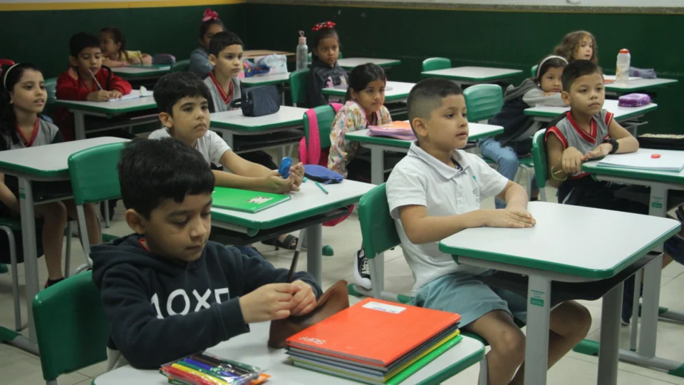 Mais de 240 mil estudantes da Semed voltam às aulas em Manaus