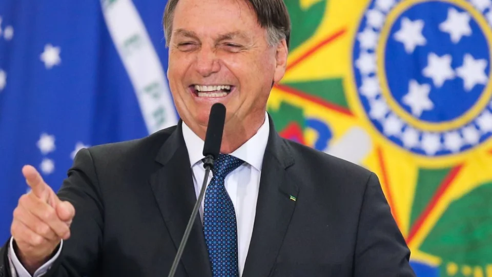 Pedidos de investigação contra Bolsonaro vão para 1ª instância no DF