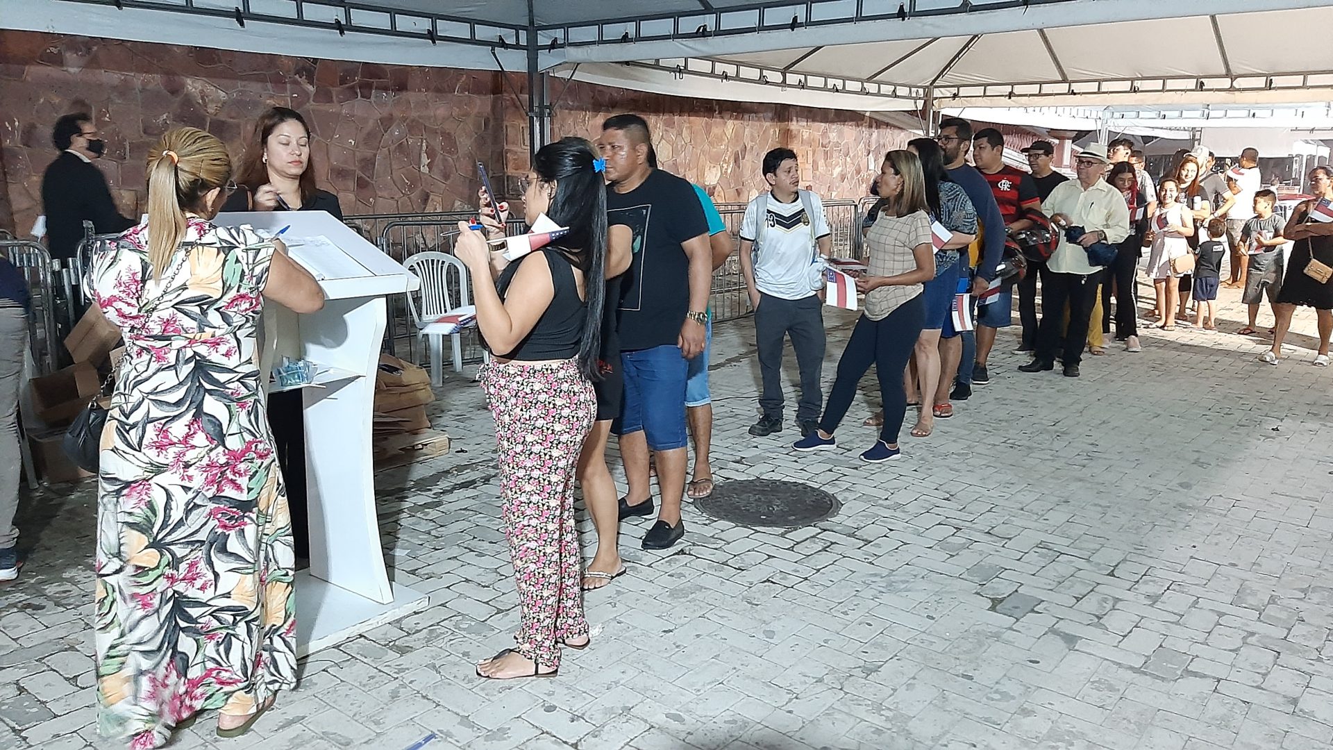 Amazonino Mendes - Pessoas de todas as idades queriam deixar uma mensagem no livro de condolências - Foto: John Brito/Portal Norte