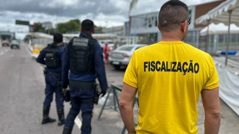 Carnaval 2023: órgãos fiscalizam comércio de ambulantes em Manaus