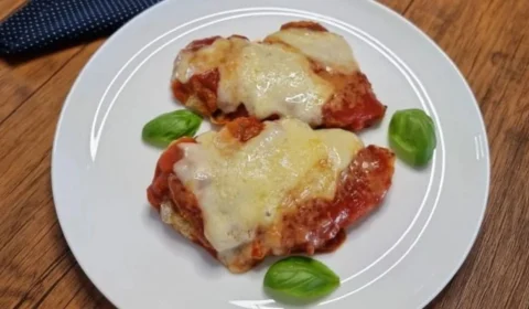 Receita Fácil – Frango à parmegiana sem fritura: opção pronta em 30 minutos