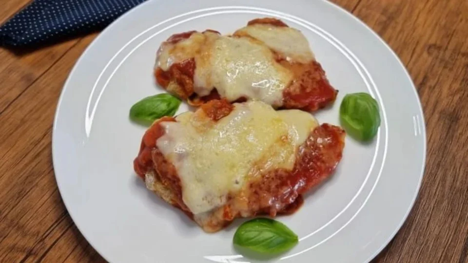 Receita Fácil – Frango à parmegiana sem fritura: opção pronta em 30 minutos