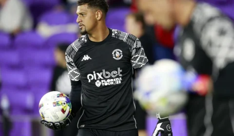 Vasco confirma empréstimo de goleiro Alexander para o Avaí-SC