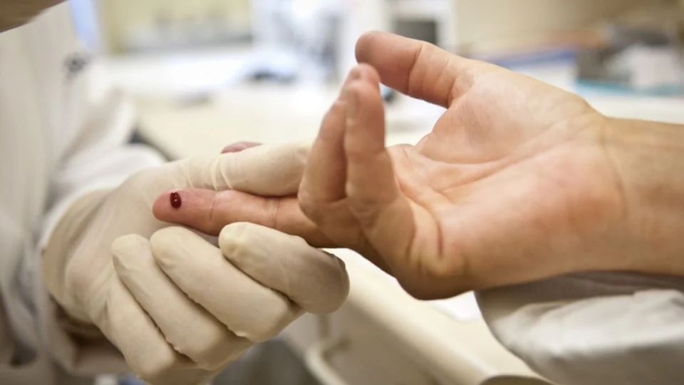 Mais um paciente com HIV é curado após transplante de células-tronco