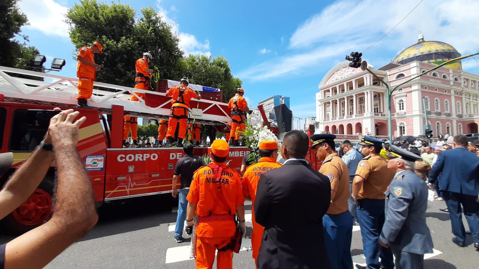 Homens posicionam caixão de Amazonino no carro do Corpo de Bombeiros - Foto: John Brito/Portal Norte