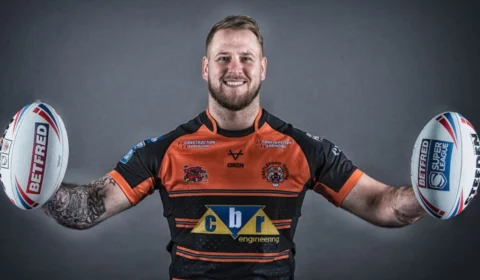 VÍDEO: sexo em público feito por astro do rúgbi é flagrado em beco na Inglaterra