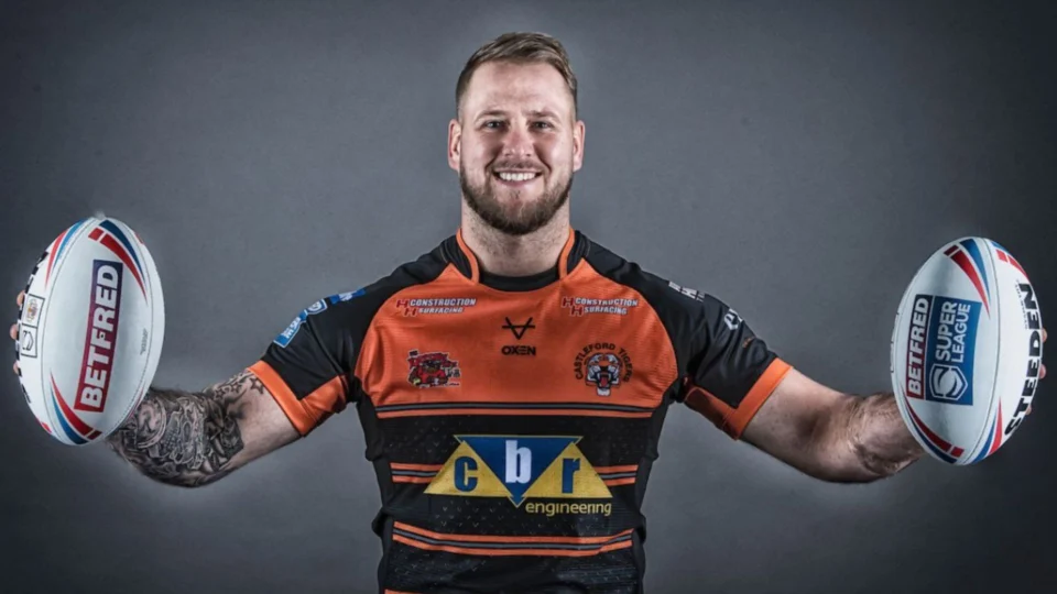 VÍDEO: sexo em público feito por astro do rúgbi é flagrado em beco na Inglaterra