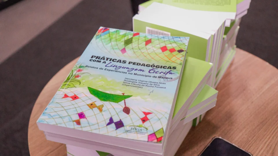 Livro sobre processo de alfabetização nas escolas é lançado em Manaus