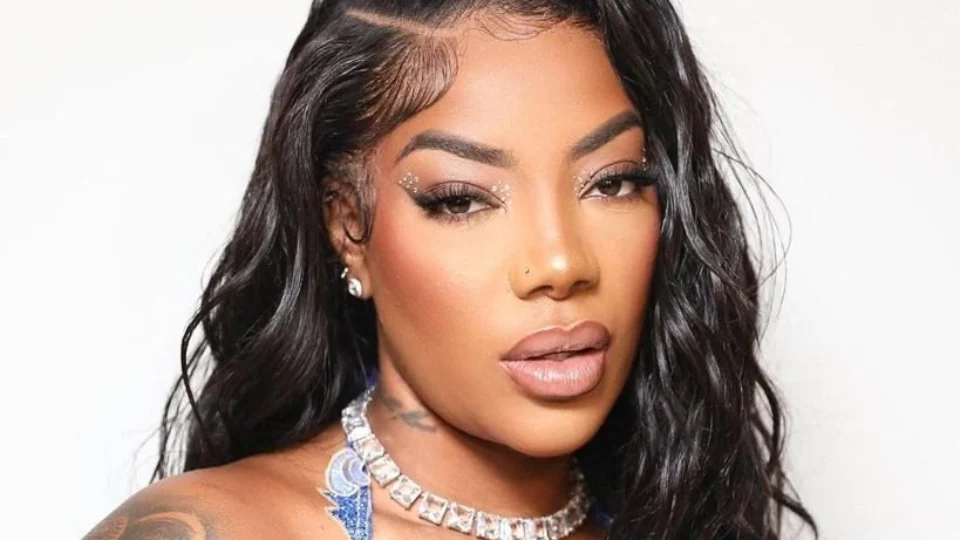 VÍDEO: Ludmilla volta a cantar o Hino Nacional após suposta falha técnica