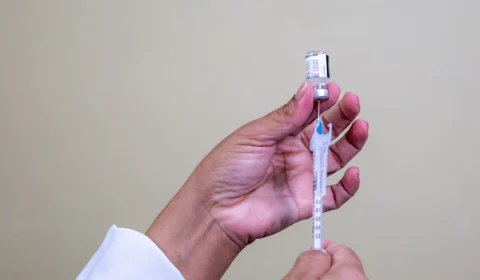 Pós-carnaval: vacina contra Covid-19 é ofertada em 75 unidades em Manaus