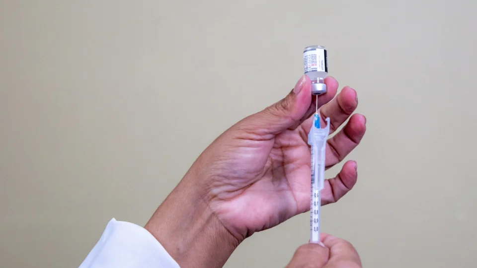 Pós-carnaval: vacina contra Covid-19 é ofertada em 75 unidades em Manaus