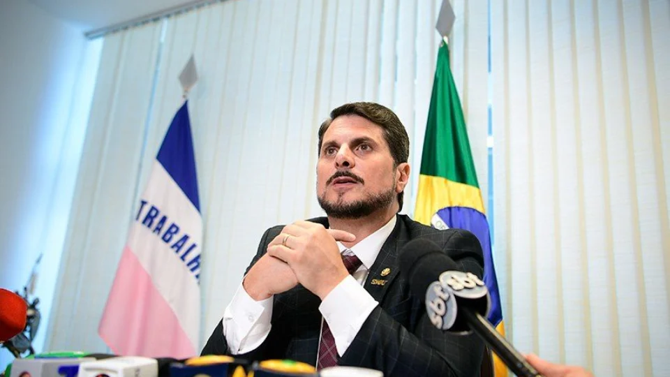 Marcos do Val faz apelo ao STF para devolver suas contas nas redes sociais