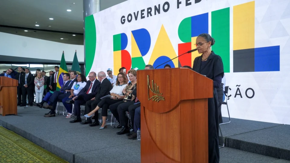 Marina Silva realizará coletiva para falar sobre encontro com John Kerry 