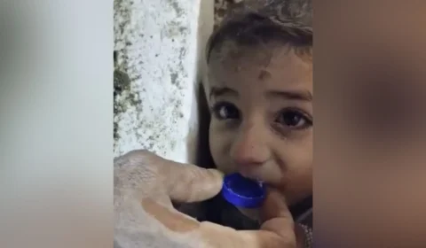 VÍDEO: menino preso em escombros bebe água em tampa de garrafa, na Síria