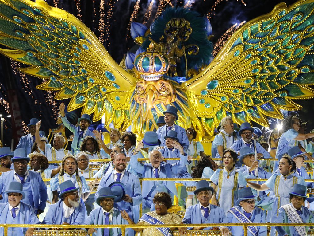 A escola de samba Portela desfila enredo sobre a história de seu centenário, no Sambódromo da Marquês de Sapucaí. Foto: Fernando Frazão/Agência Brasil