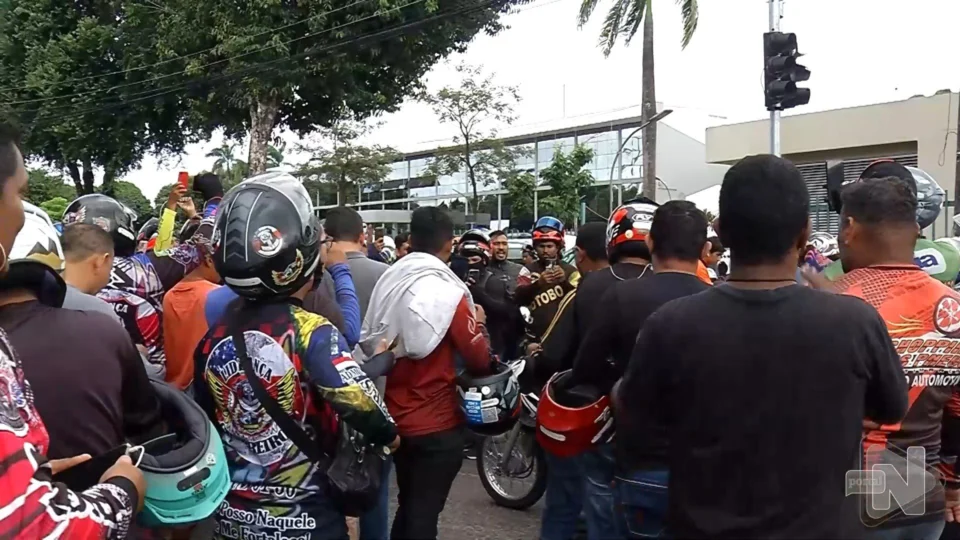 VÍDEO: motociclistas fazem manifestação em frente à prefeitura de Manaus