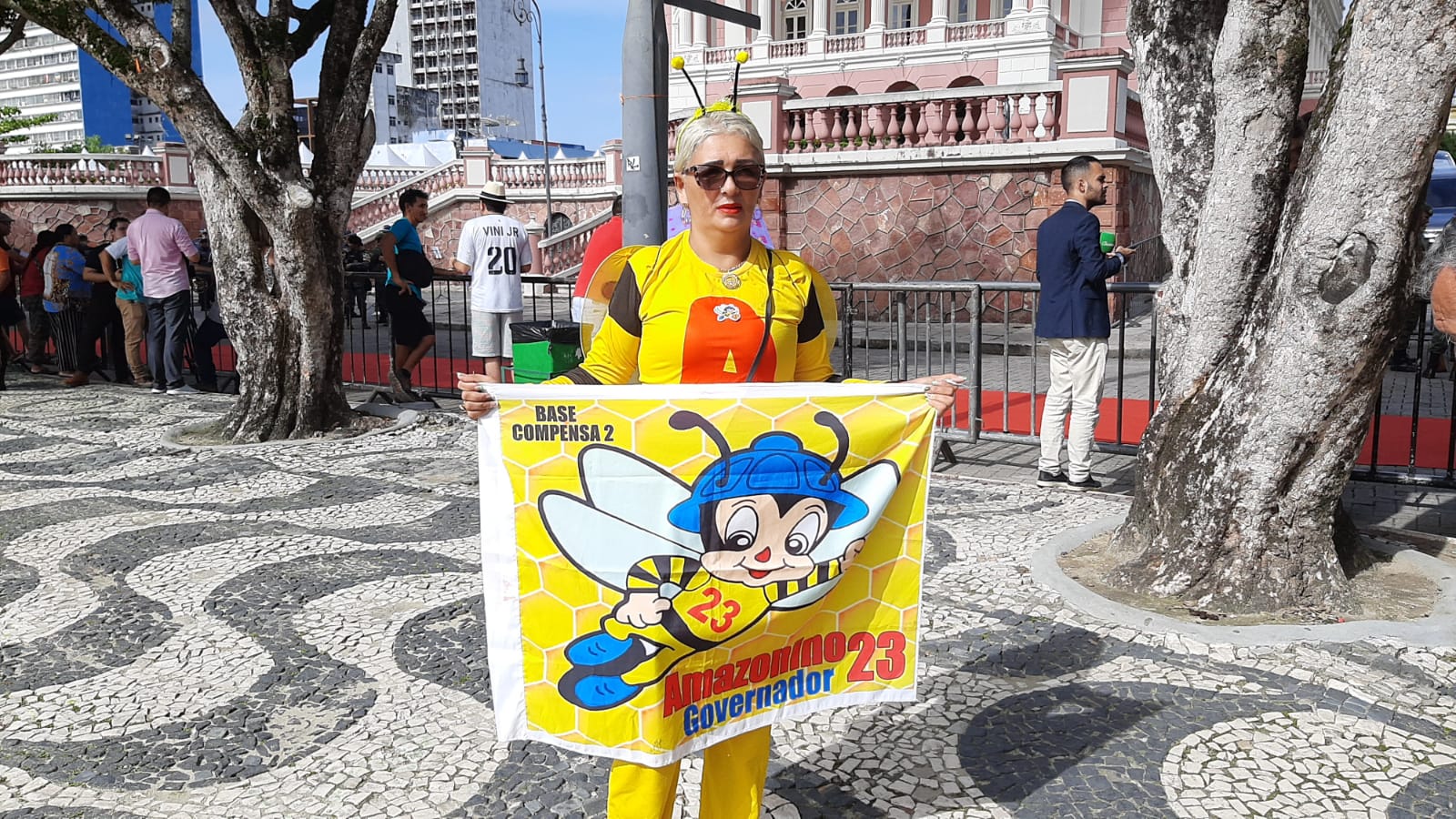 Mulher vestida de abelhinha homenageia Amazonino - Foto: John Brito/Portal Norte