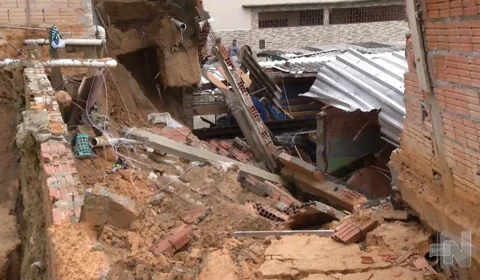 VÍDEO: muro de residência desaba sobre estância na Zona Leste de Manaus