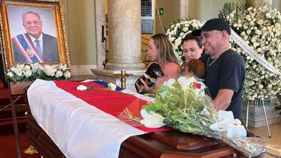 Velório de Amazonino: pets de estimação são levados para último adeus