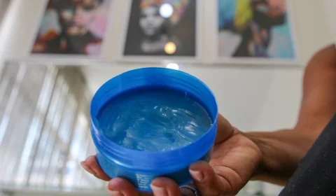 Anvisa proíbe venda de todas marcas de pomadas para modelar e trançar cabelos