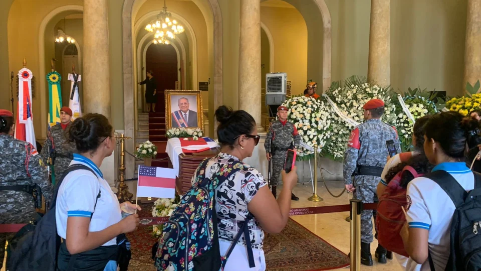 Velório Amazonino: ‘ele me ajudou a matar a fome de muita gente’, diz dona de casa em Manaus