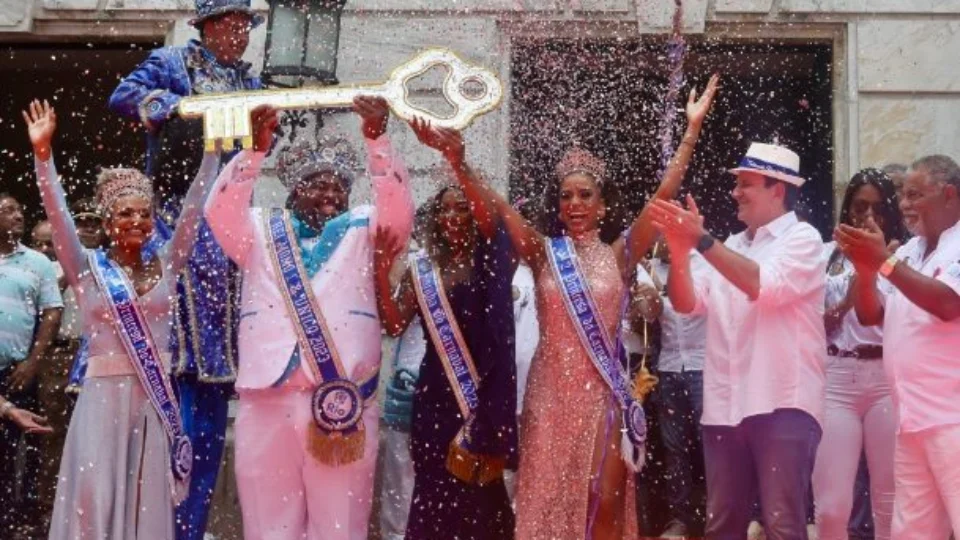 Rei Momo recebe chave da cidade e abre oficialmente o Carnaval do Rio