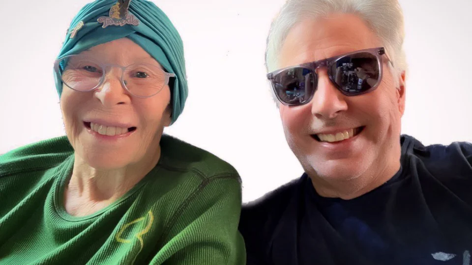 Marido de Rita Lee atualiza estado de saúde da cantora e agradece apoio de fãs