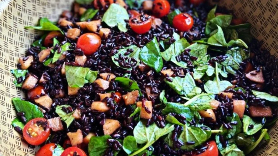 Receita Fácil – Salada de arroz negro: opção pronta em apenas 35 minutos