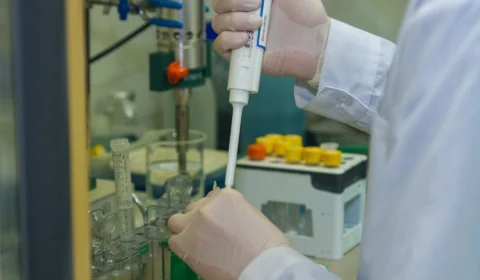 Cientistas testam novo remédio que pode ser usado contra forma grave da Covid-19