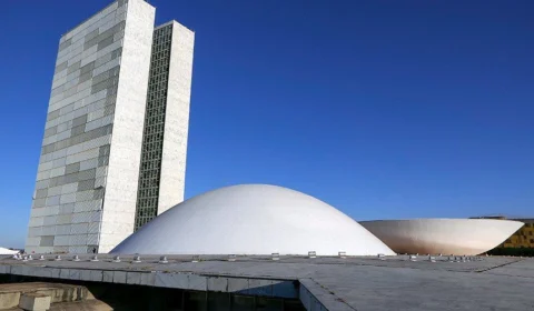 Governo exonera 13 ministros para reforçar votação em Brasília