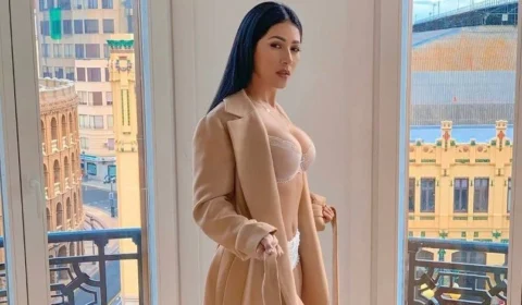 Simaria exibe corpão em foto de roupão e lingerie no Twitter e fãs reagem