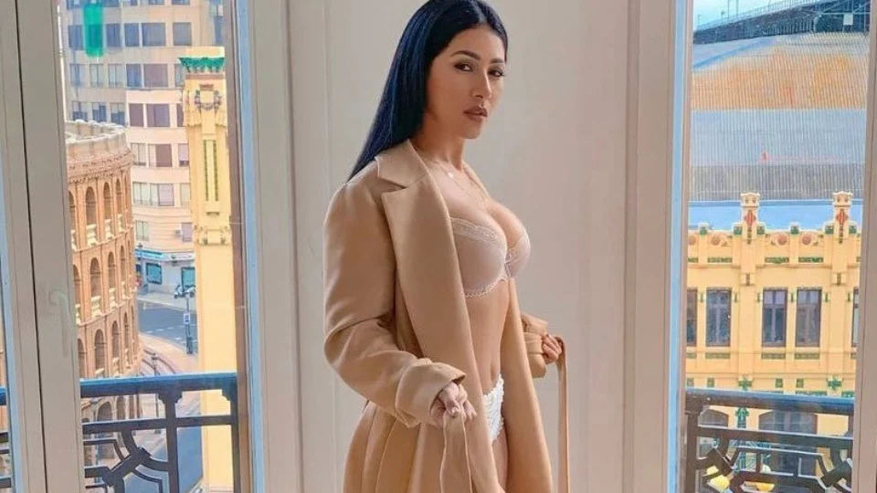 Simaria exibe corpão em foto de roupão e lingerie no Twitter e fãs reagem