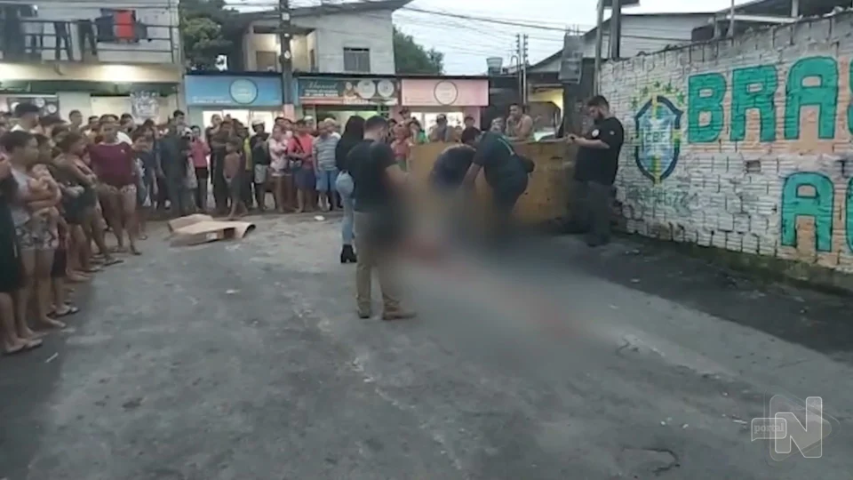 VÍDEO: suspeitos em carro matam homem baleado em beco da Zona Leste de Manaus 