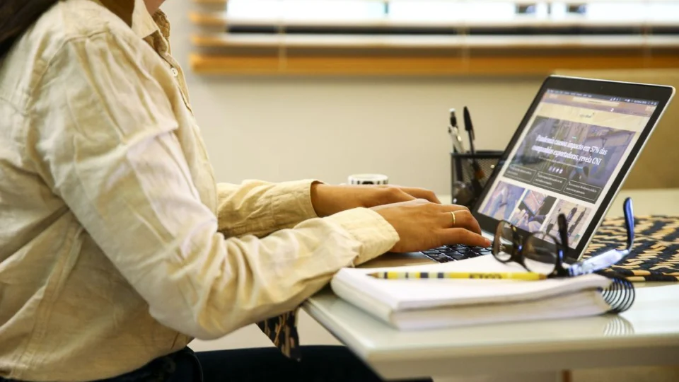 Trabalho remoto no Brasil permanece em alta, aponta estudo