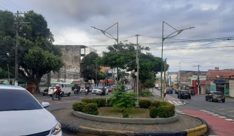 Trânsito: carro em pane deixa avenida congestionada em Manaus