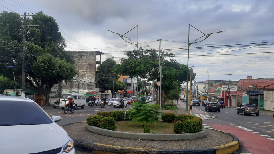 Trânsito: carro em pane deixa avenida congestionada em Manaus