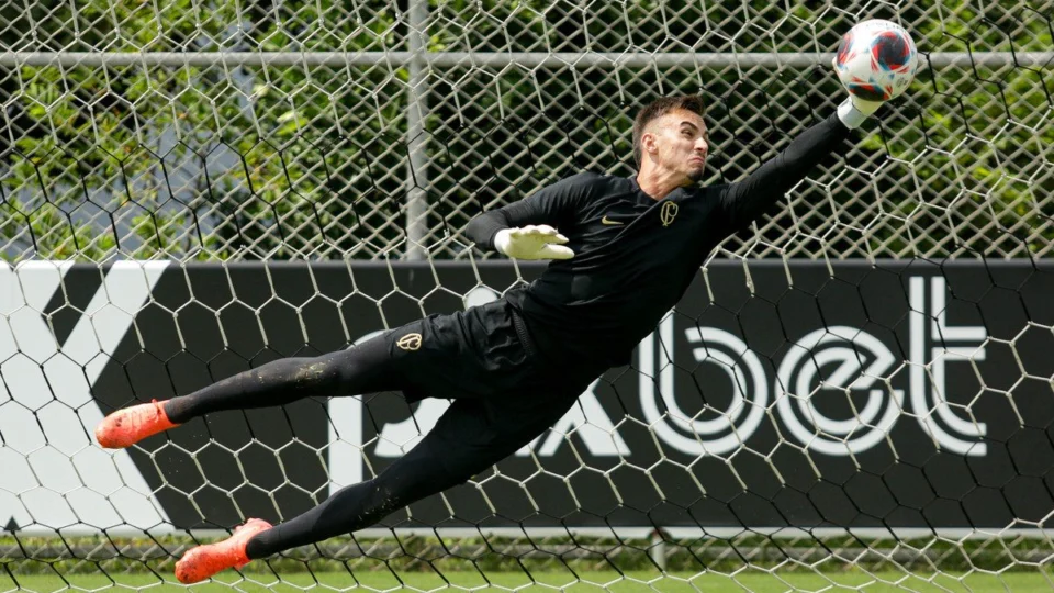 Garotos da base do Corinthians treinam para clássico do domingo, 26