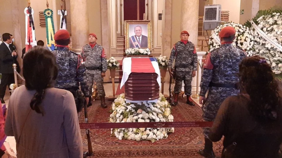 Velório do ex-governador Amazonino Mendes tem início em Manaus